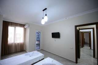 Гостевой дом Семейная гостиница Батуми Улучшенный четырехместный номер-3