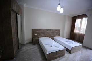 Гостевой дом Семейная гостиница Батуми Улучшенный четырехместный номер-5