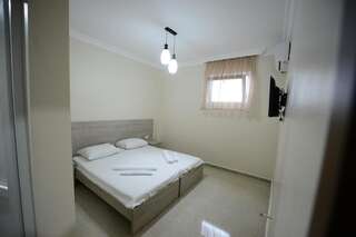 Гостевой дом Семейная гостиница Батуми Двухместный номер с 1 кроватью или 2 отдельными кроватями и собственной ванной комнатой-5