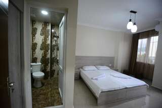 Гостевой дом Семейная гостиница Батуми Двухместный номер с 1 кроватью или 2 отдельными кроватями и собственной ванной комнатой-9
