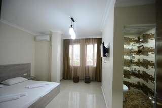 Гостевой дом Семейная гостиница Батуми Двухместный номер с 1 кроватью или 2 отдельными кроватями и собственной ванной комнатой-12