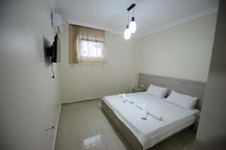 Гостевой дом Семейная гостиница Батуми Двухместный номер с 1 кроватью или 2 отдельными кроватями и собственной ванной комнатой-13