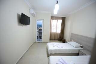 Гостевой дом Семейная гостиница Батуми Улучшенный четырехместный номер-1